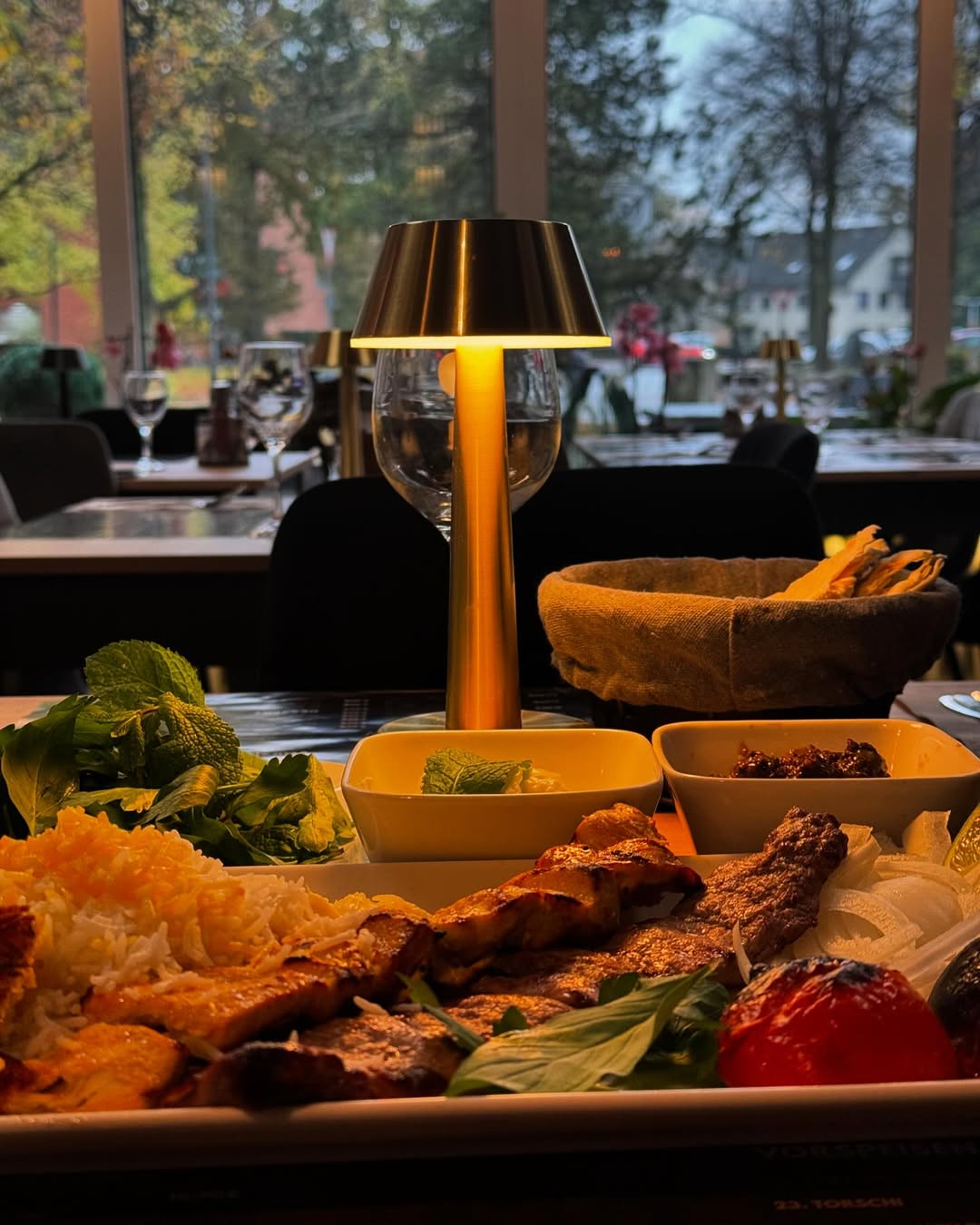 Zeytoon Grillteller am Tisch - Zeytoon Persisches Restaurant Norderstedt