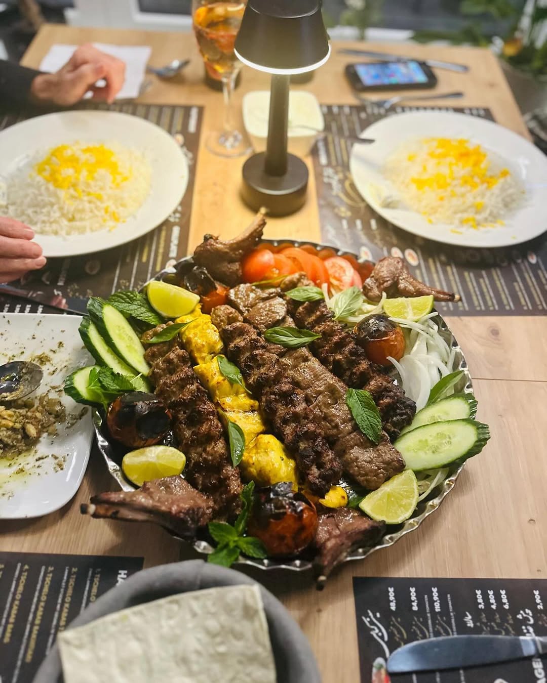 Gemischte Grillplatte auf dem Tisch - Zeytoon Persisches Restaurant Norderstedt