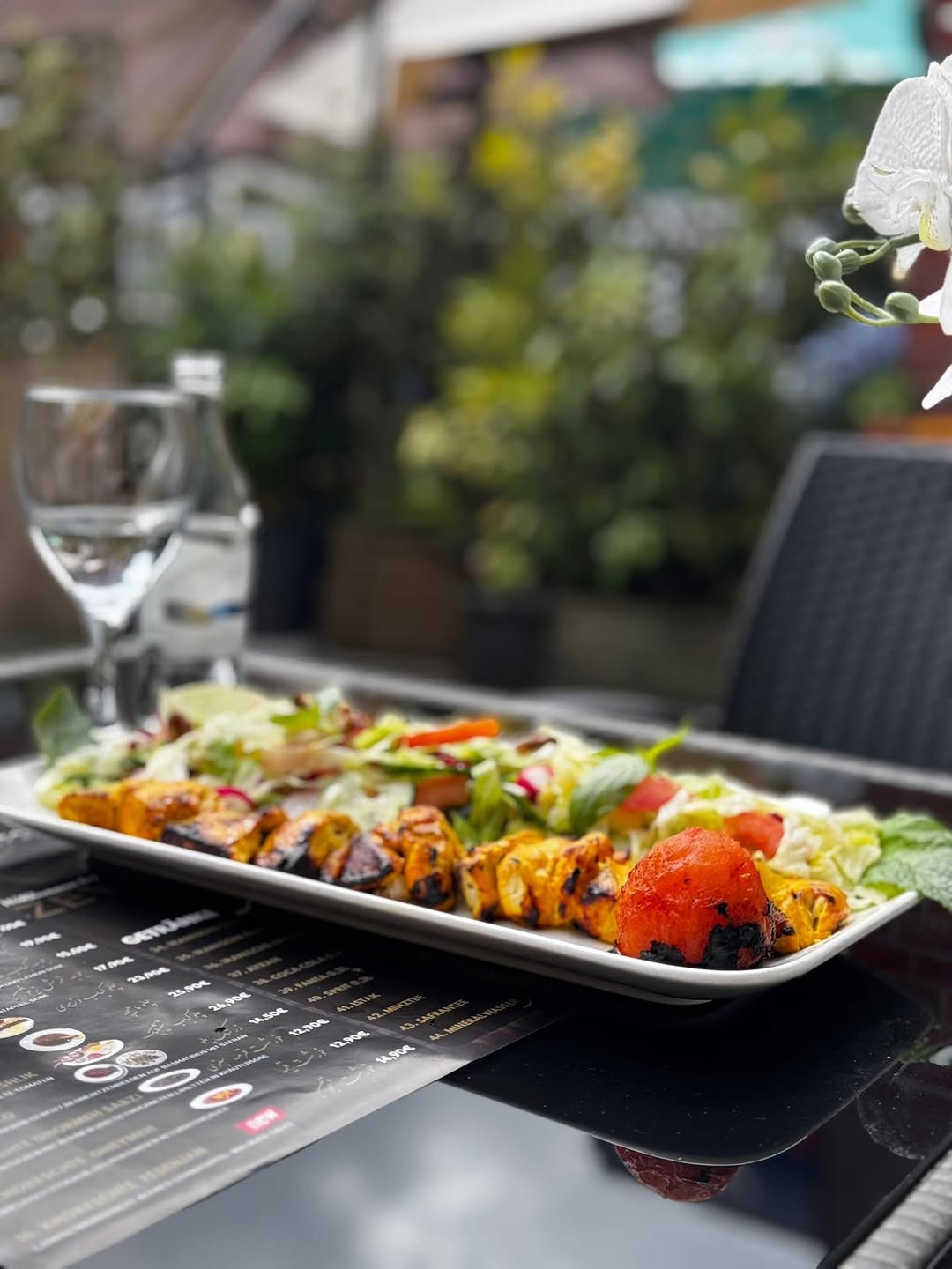 Gegrillte Spiesse auf einer Platte im Aussenbereich - Zeytoon Persisches Restaurant Norderstedt