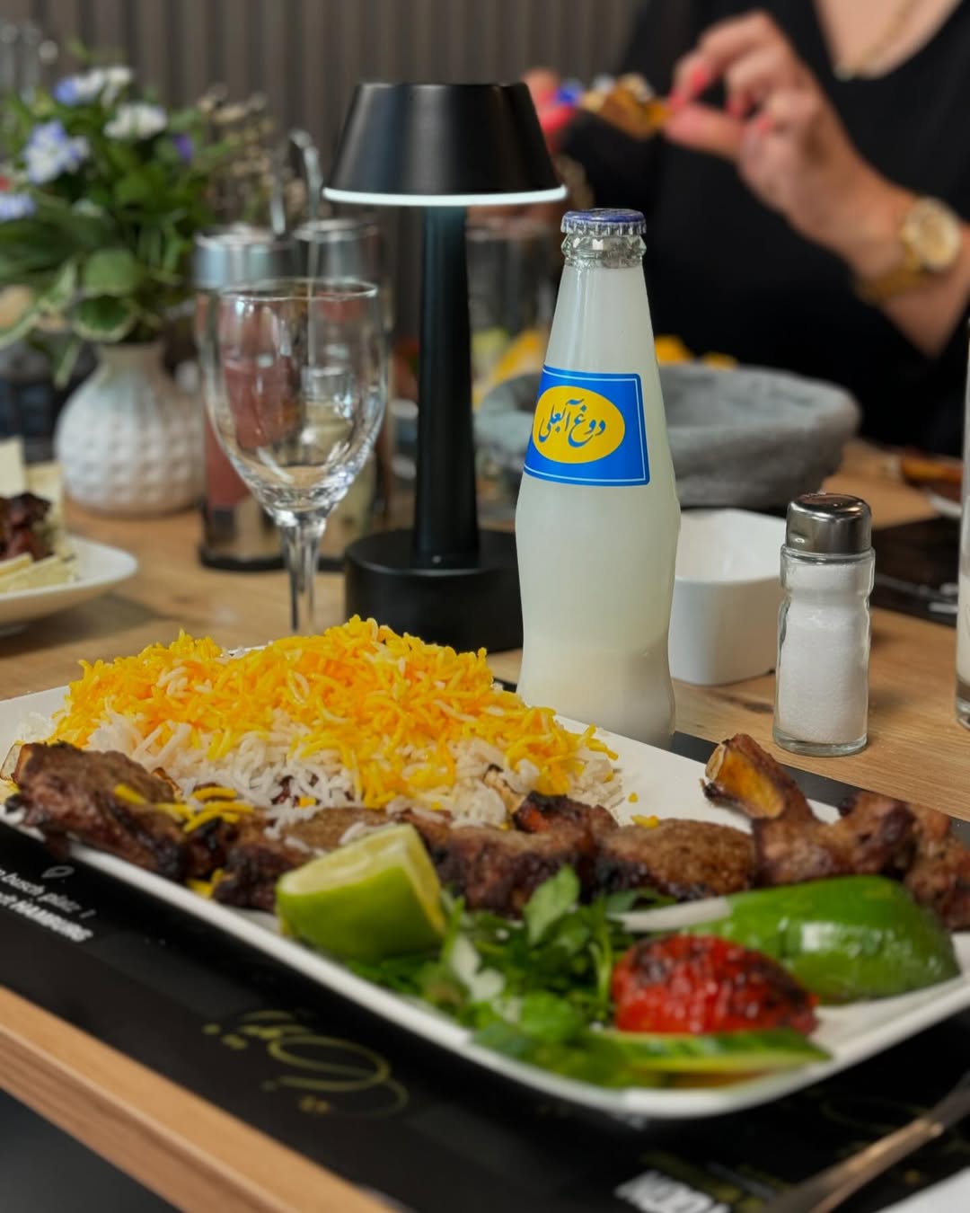 Kabab mit Safranreis und Doogh - Zeytoon Persisches Restaurant Norderstedt