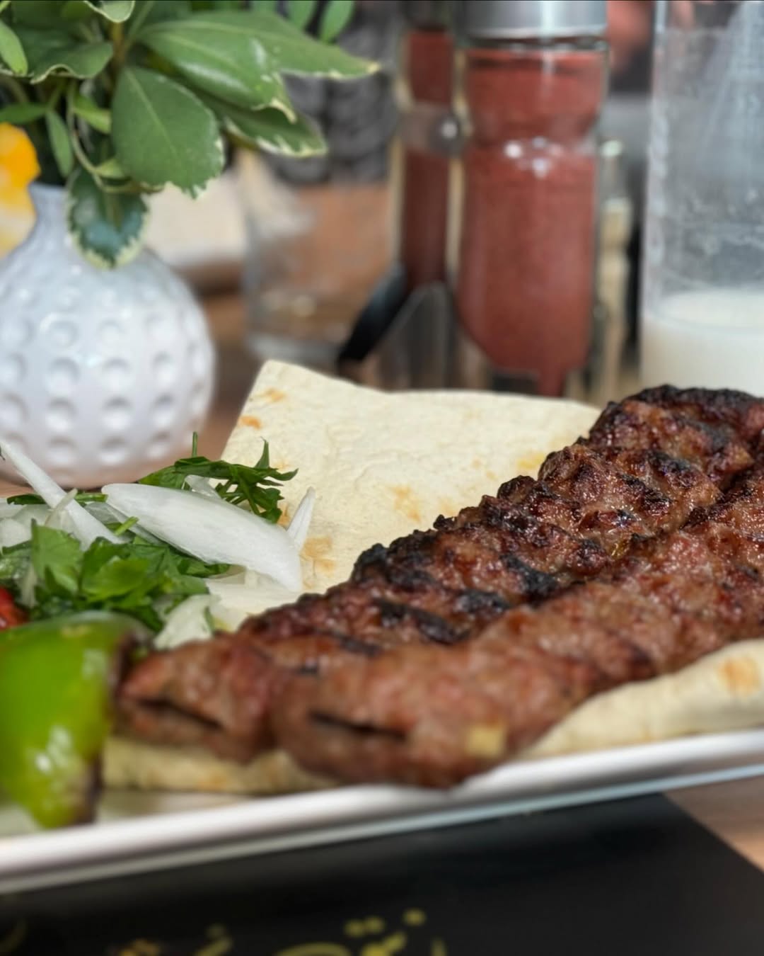 Nahaufnahme von gegrilltem Koobideh - Zeytoon Persisches Restaurant Norderstedt
