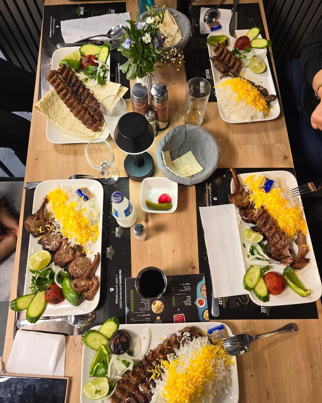 Mehrere Zeytoon Gerichte auf einem Tisch - Zeytoon Persisches Restaurant Norderstedt