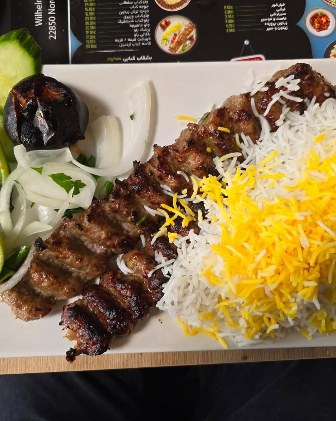 Spiesse mit Reis auf Teller - Zeytoon Persisches Restaurant Norderstedt